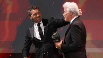 Richard Gere, recibe el premio Goya Internacional 2025 de manos de Antonio Banderas