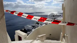 Un cordón en una pequeña calle sobre los acantilados de la caldera volcánica del pueblo casi evacuado de Oia en la isla de Santorini. Un cordón en una pequeña calle sobre los acantilados de la caldera volcánica del pueblo casi evacuado de Oia en la isla de Santorini.