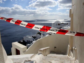 Un cordón en una pequeña calle sobre los acantilados de la caldera volcánica del pueblo casi evacuado de Oia en la isla de Santorini.