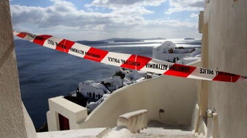 Un cordón en una pequeña calle sobre los acantilados de la caldera volcánica del pueblo casi evacuado de Oia en la isla de Santorini.