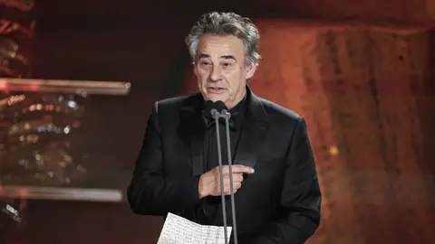 Eduard Fernández con su Goya Eduard Fernández con su Goya