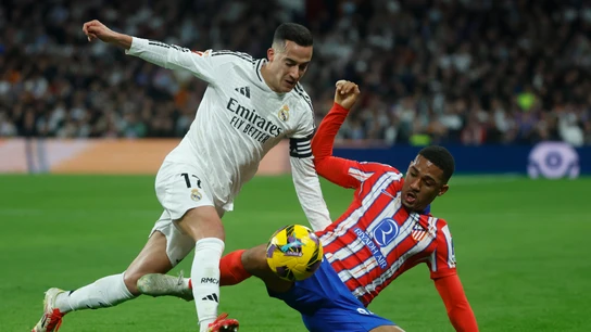 Lucas Vázquez pugna por un balón ante Samu Lino Lucas Vázquez pugna por un balón ante Samu Lino