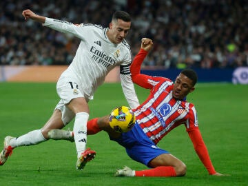 Lucas Vázquez pugna por un balón ante Samu Lino