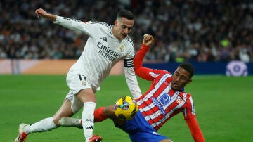 Lucas Vázquez pugna por un balón ante Samu Lino