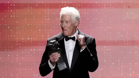Richard Gere con su Goya Internacional Richard Gere con su Goya Internacional