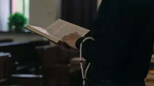 Un cura exorcista es acusado de utilizar el pelo de una niña como hilo dental Un cura exorcista es acusado de utilizar el pelo de una niña como hilo dental