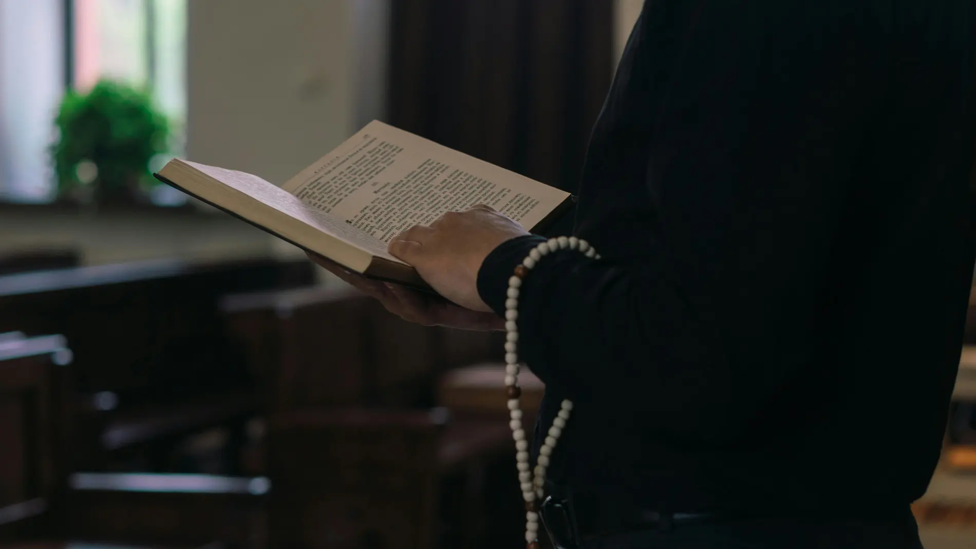 Un cura exorcista es acusado de utilizar el pelo de una niña como hilo dental Un cura exorcista es acusado de utilizar el pelo de una niña como hilo dental