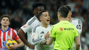 C&eacute;sar Soto Grado conversa con los jugadores del Real Madrid