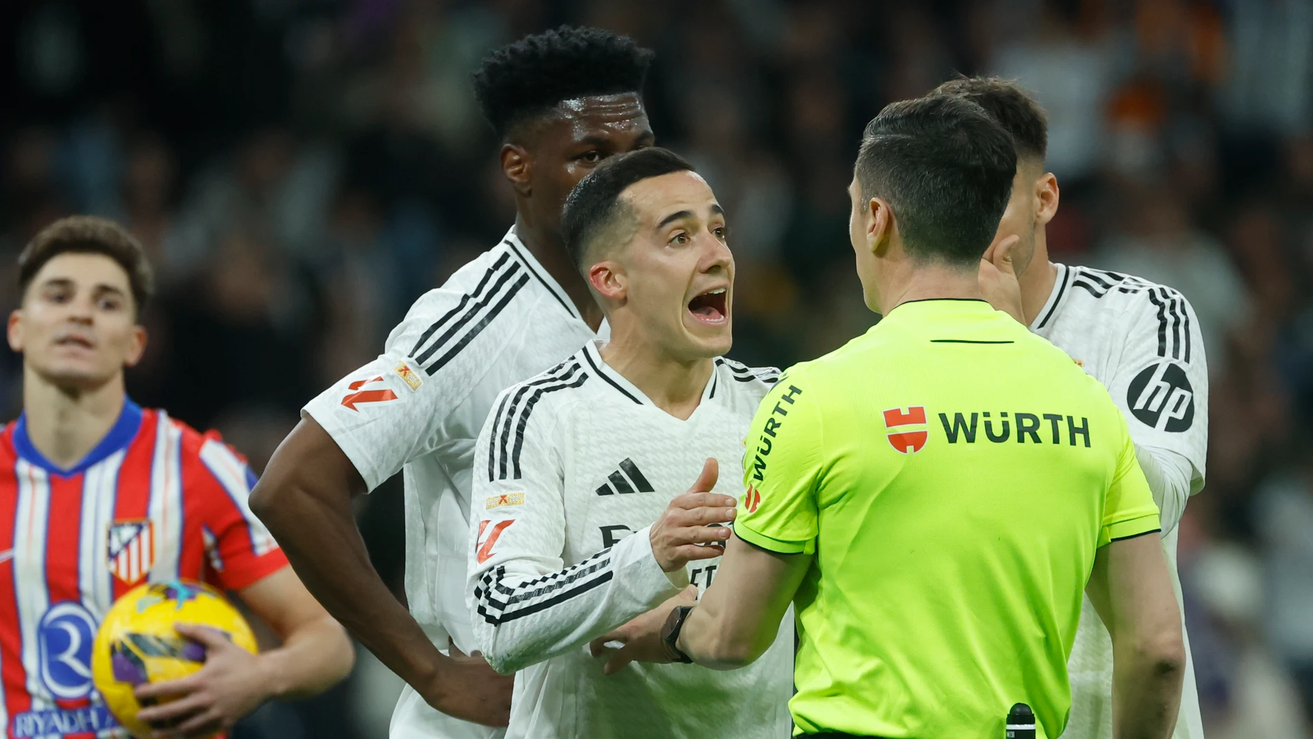 César Soto Grado conversa con los jugadores del Real Madrid César Soto Grado conversa con los jugadores del Real Madrid