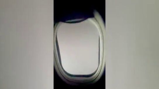  Un rayo impacta contra un avi&oacute;n momentos despu&eacute;s del despegue