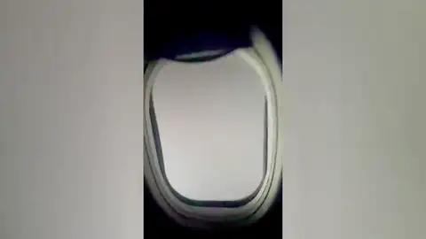 Un rayo impacta contra un avión momentos después del despegue Un rayo impacta contra un avión momentos después del despegue