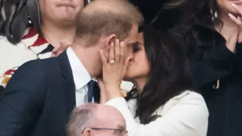 El príncipe Harry y Meghan Markle besándose en la inauguración de los Juegos Invictus 2025 El príncipe Harry y Meghan Markle besándose en la inauguración de los Juegos Invictus 2025
