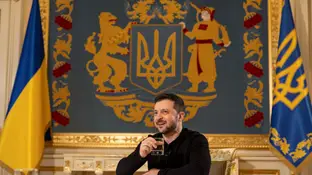 ZELENSKI PIDE GARANTÍAS DE SEGURIDAD PARA UNAS CONVERSACIONES DE PAZ El presidente Zelenski durante una entrevista en el palacio presidencial de Kiev