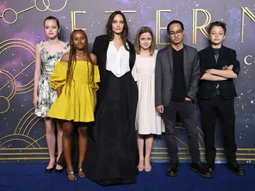 Angelina Jolie junto a sus hijos Angelina Jolie junto a sus hijos