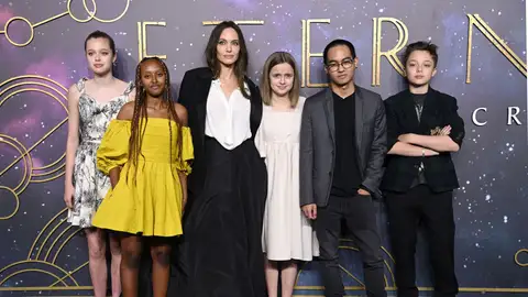 Angelina Jolie junto a sus hijos Angelina Jolie junto a sus hijos