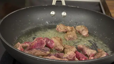 Corta los bocados de la reina en tiras, salpimiéntalas e introdúcelas (a tandas) en la sartén Corta los bocados de la reina en tiras, salpimiéntalas e introdúcelas (a tandas) en la sartén