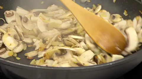 Seca, lamínalos e introdúcelos en la sartén Seca, lamínalos e introdúcelos en la sartén