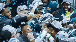 Los jugadores de los Philadelphia Eagles levantan en trofeo Vince Lombardi en Nueva Orleans