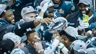 Los jugadores de los Philadelphia Eagles levantan en trofeo Vince Lombardi en Nueva Orleans Los jugadores de los Philadelphia Eagles levantan en trofeo Vince Lombardi en Nueva Orleans