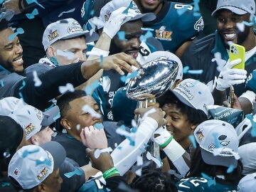 Los jugadores de los Philadelphia Eagles levantan en trofeo Vince Lombardi en Nueva Orleans