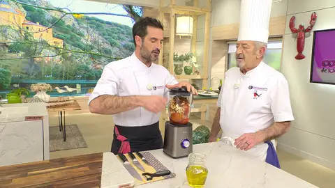 Tritura los ingredientes hasta que consigas una salsa homogénea Tritura los ingredientes hasta que consigas una salsa homogénea