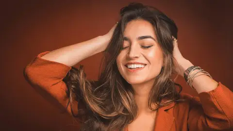 Mujer tocándose el cabello Mujer tocándose el cabello