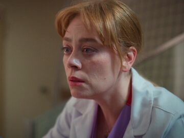 Bahar consuela a Aziz Uras mientras la familia de Zeynep exige justicia por su muerte