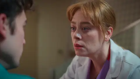 Bahar consuela a Aziz Uras mientras la familia de Zeynep exige justicia por su muerte Bahar consuela a Aziz Uras mientras la familia de Zeynep exige justicia por su muerte