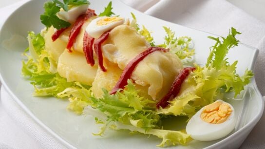 Ensalada de escarola con bacalao y pimientos, de Argui&ntilde;ano: "Perfecta para estos d&iacute;as de fr&iacute;o"
