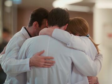 &ldquo;Somos una familia&rdquo;: el apoyo incondicional de los Yavuzoğlu a Aziz Uras en un emotivo abrazo lleno de fuerza y amor