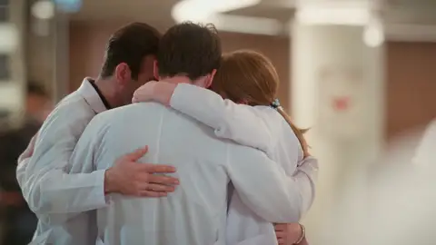 “Somos una familia”: el apoyo incondicional de los Yavuzoğlu a Aziz Uras en un emotivo abrazo lleno de fuerza y amor “Somos una familia”: el apoyo incondicional de los Yavuzoğlu a Aziz Uras en un emotivo abrazo lleno de fuerza y amor