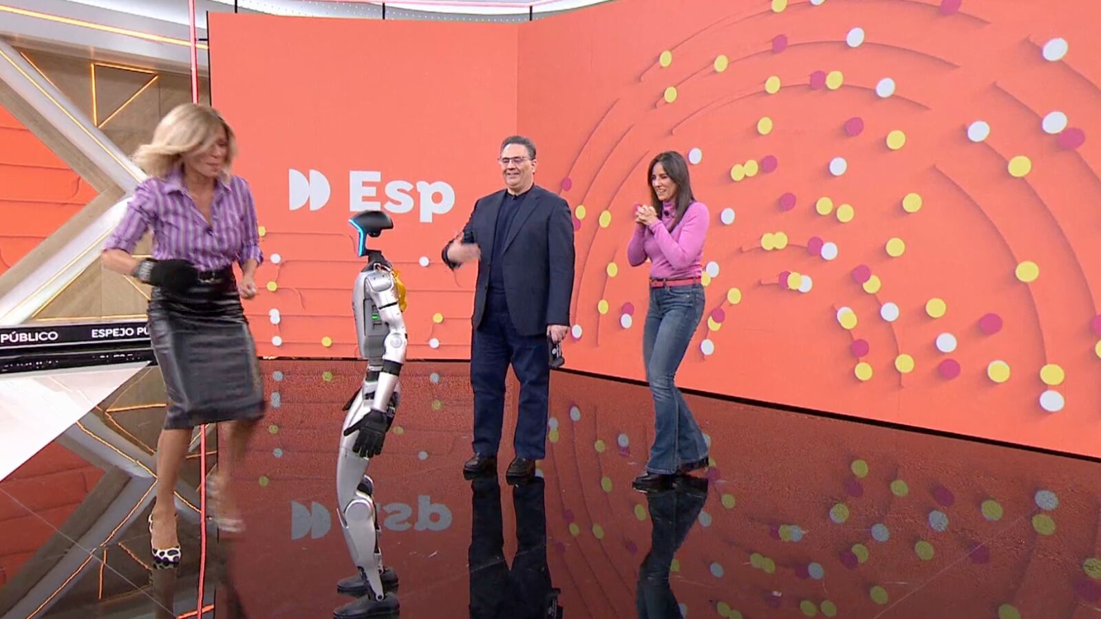 Ponemos a prueba la resistencia de Aibor, el robot que no aguantó el golpe ante una reportera de Antena 3