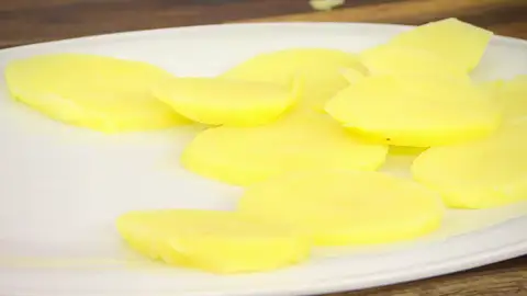 Corta las patatas en rodajas Corta las patatas en rodajas