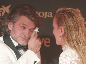 Salva Reina, emocionado, y Kira Miró tras ganar el actor el Goya Salva Reina, emocionado, y Kira Miró tras ganar el actor el Goya