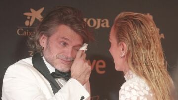 Salva Reina, emocionado, y Kira Miró tras ganar el actor el Goya