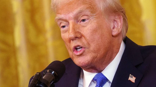 Trump sigue firmando decretos Trump sigue firmando decretos