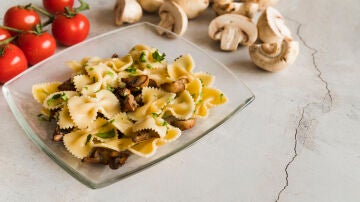 Pasta cremosa con champiñones y ajo