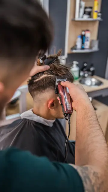 Un chico cortándose el pelo Un chico cortándose el pelo