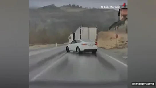 Vídeo: peligroso adelantamiento de un camión provoca el pánico en una carretera de Lleida Vídeo: peligroso adelantamiento de un camión provoca el pánico en una carretera de Lleida