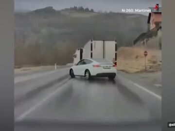 Vídeo: peligroso adelantamiento de un camión provoca el pánico en una carretera de Lleida