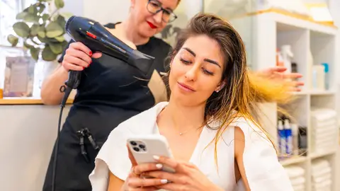 Una chica en la peluquería Una chica en la peluquería
