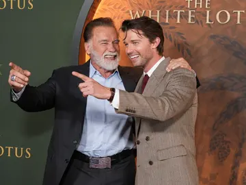Arnold Schwarzenegger apoya a su hijo Patrick Schwarzenegger en la premiere de la temporada 3 de The White Lotus Arnold Schwarzenegger apoya a su hijo Patrick Schwarzenegger en la premiere de la temporada 3 de The White Lotus