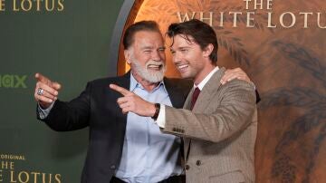 Arnold Schwarzenegger apoya a su hijo Patrick Schwarzenegger en la premiere de la temporada 3 de The White Lotus