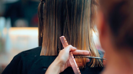 Mujer cort&aacute;ndose el pelo