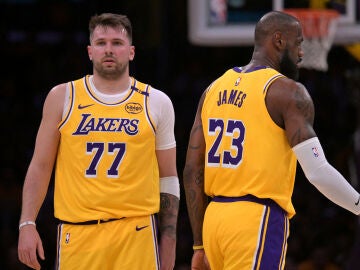 Luka Doncic y LeBron James, en el partido ante Utah Jazz