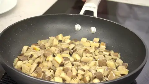 Corta el resto de las setas en dados, incorpóralas a la sartén Corta el resto de las setas en dados, incorpóralas a la sartén