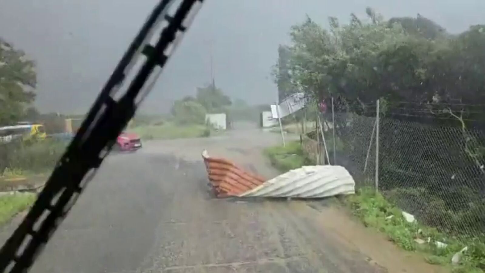 VÍDEO | Tornado entre Ayamonte e Isla Cristina (Huelva): daños en tendidos eléctricos y árboles y carreteras afectadas