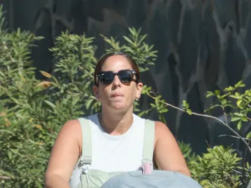 Anabel Pantoja, fotografiada paseando a su hija Anabel Pantoja, fotografiada paseando a su hija