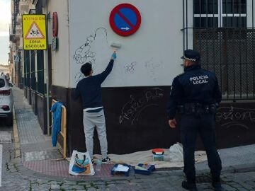 El joven de El Puerto de Santa María que ha sido obligado a pintar de blanco la fachada de un colegio tras llenarla de grafitis.