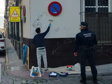 El joven de El Puerto de Santa María que ha sido obligado a pintar de blanco la fachada de un colegio tras llenarla de grafitis. El joven de El Puerto de Santa María que ha sido obligado a pintar de blanco la fachada de un colegio tras llenarla de grafitis.